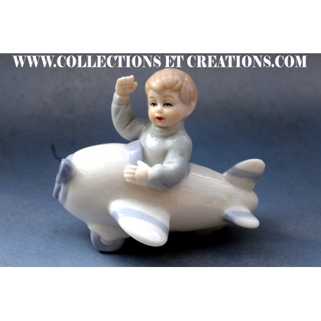 FIGURINE BEBE SUR AVION