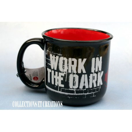 MUG WORK IN THE DARK TO SERVE THE LIGHT