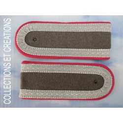 EPAULETTES DDR ROUGE "SERGENT ARTILLERIE"