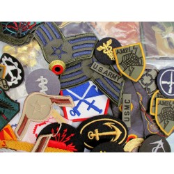 LOT 60 INSIGNES MILITAIRES VARIES